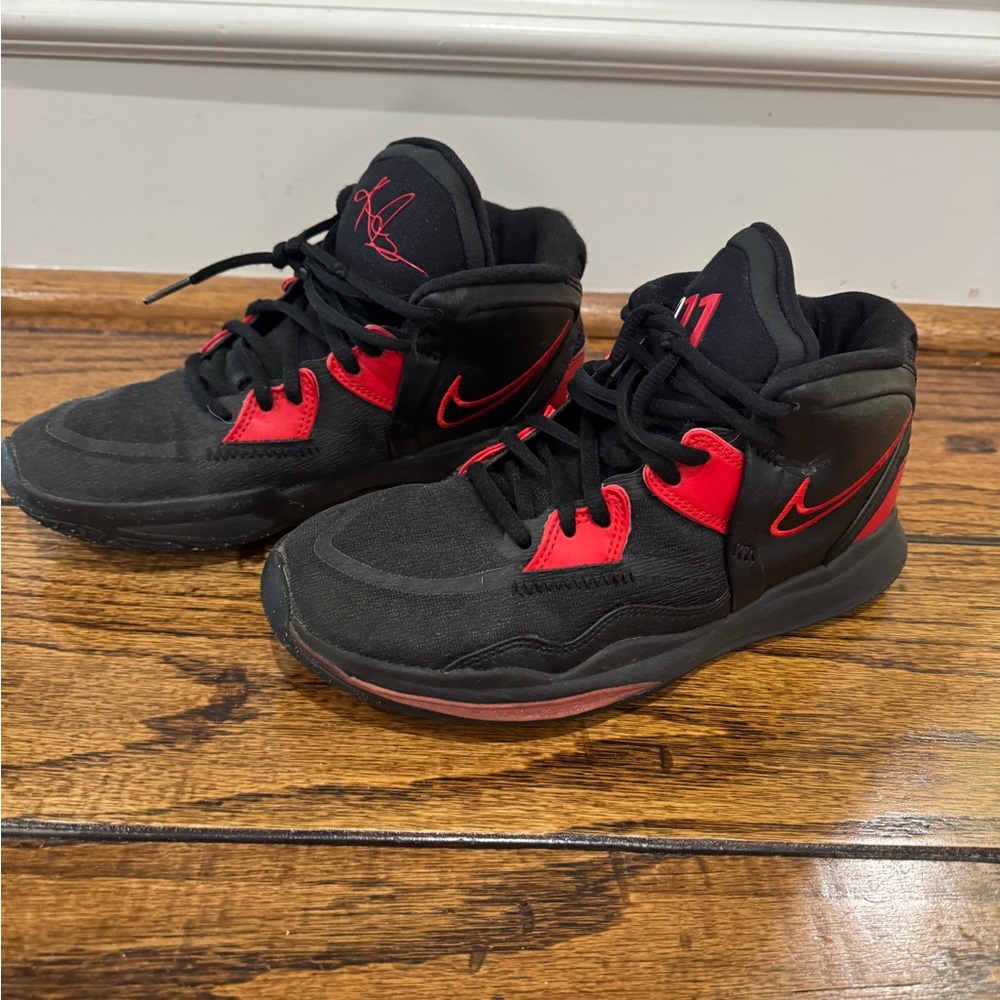 NIKE Boys 11 Kyrie Infinity Sneakers Size 5